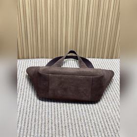 Сумка YSL Bea из замши, изготовленная