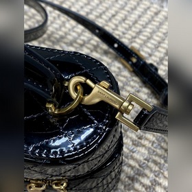 YSL Saint Laurent — модель Gaby с глян