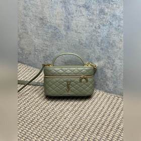 Модель «Gaby» от YSL в цвете «Moss Gre