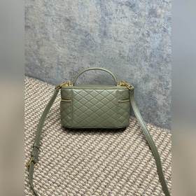 Модель «Gaby» от YSL в цвете «Moss Gre