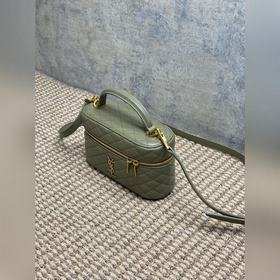 Модель «Gaby» от YSL в цвете «Moss Gre