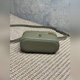 Модель «Gaby» от YSL в цвете «Moss Gre