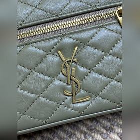 Модель «Gaby» от YSL в цвете «Moss Gre