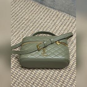Модель «Gaby» от YSL в цвете «Moss Gre