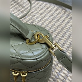 Модель «Gaby» от YSL в цвете «Moss Gre