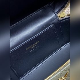 Модель «Gaby» от YSL в цвете «Moss Gre