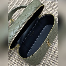 Модель «Gaby» от YSL в цвете «Moss Gre