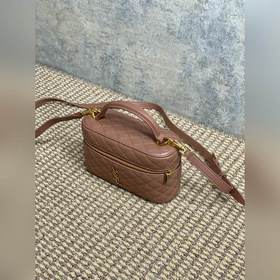 Розовая модель «Gaby» от YSL из кожи с