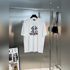 Новая модная футболка от Balenciaga. У