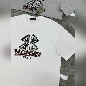 Новая модная футболка от Balenciaga. У