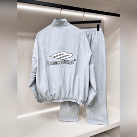 Новая весенняя коллекция Balenciaga： к