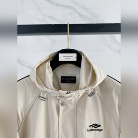 Balenciaga представила новую весеннюю 