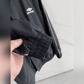 Balenciaga представила новую весеннюю 