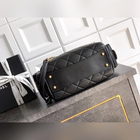 Сумка CHANEL из овечьей кожи в форме б