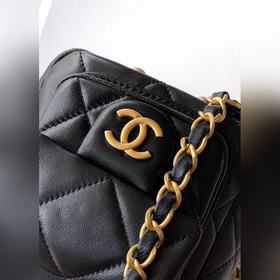 Сумка CHANEL из овечьей кожи в форме б