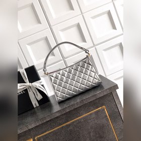 Серебристая сумка CHANEL 26x сияет зве