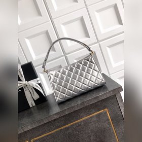 Серебристая сумка CHANEL 26x сияет зве