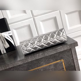 Серебристая сумка CHANEL 26x сияет зве