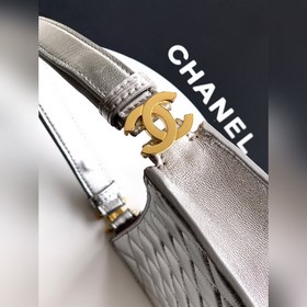 Серебристая сумка CHANEL 26x сияет зве