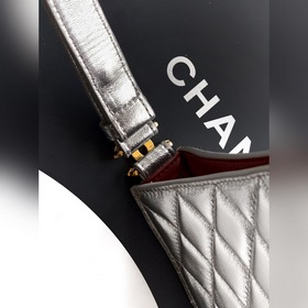 Серебристая сумка CHANEL 26x сияет зве