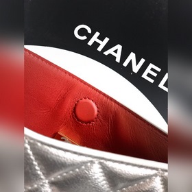 Серебристая сумка CHANEL 26x сияет зве