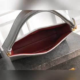 Серебристая сумка CHANEL 26x сияет зве