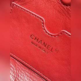 Серебристая сумка CHANEL 26x сияет зве