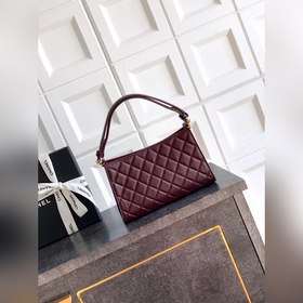 Бордовая сумка CHANEL 26x сияет, как з