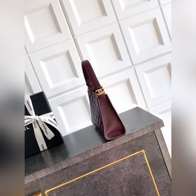 Бордовая сумка CHANEL 26x сияет, как з