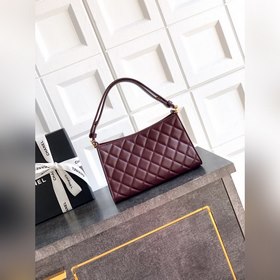 Бордовая сумка CHANEL 26x сияет, как з