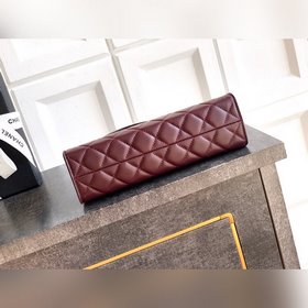 Бордовая сумка CHANEL 26x сияет, как з