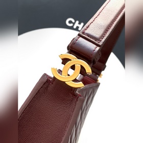Бордовая сумка CHANEL 26x сияет, как з