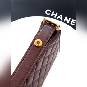 Бордовая сумка CHANEL 26x сияет, как з