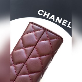 Бордовая сумка CHANEL 26x сияет, как з