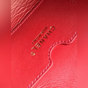 Бордовая сумка CHANEL 26x сияет, как з