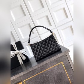 Черная сумка CHANEL 26x сияет звездным