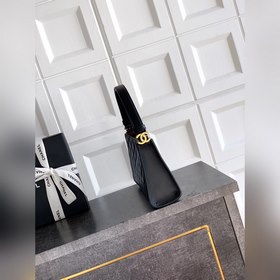 Черная сумка CHANEL 26x сияет звездным