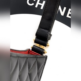 Черная сумка CHANEL 26x сияет звездным