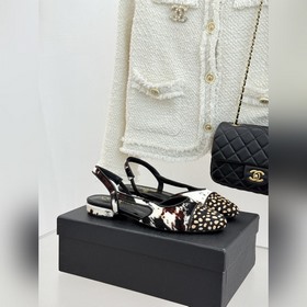 Сандалии CHANEL из серии «Double C Pat
