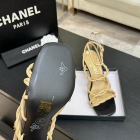 Сандалии CHANEL 26P с тонким ремешком 