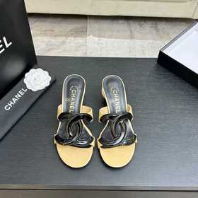 Классические шлепанцы CHANEL с жемчужн