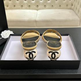 Классические шлепанцы CHANEL с жемчужн