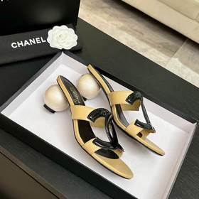 Классические шлепанцы CHANEL с жемчужн