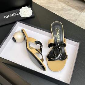 Классические шлепанцы CHANEL с жемчужн
