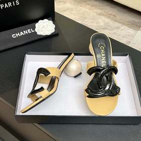 Классические шлепанцы CHANEL с жемчужн