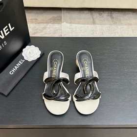 Классические шлепанцы CHANEL с жемчужн