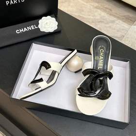 Классические шлепанцы CHANEL с жемчужн
