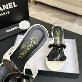 Классические шлепанцы CHANEL с жемчужн
