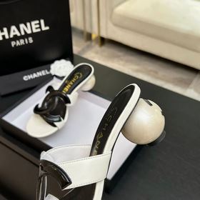 Классические шлепанцы CHANEL с жемчужн