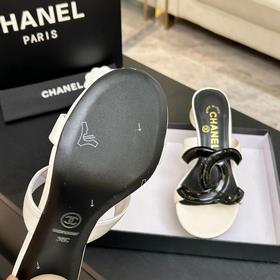 Классические шлепанцы CHANEL с жемчужн
